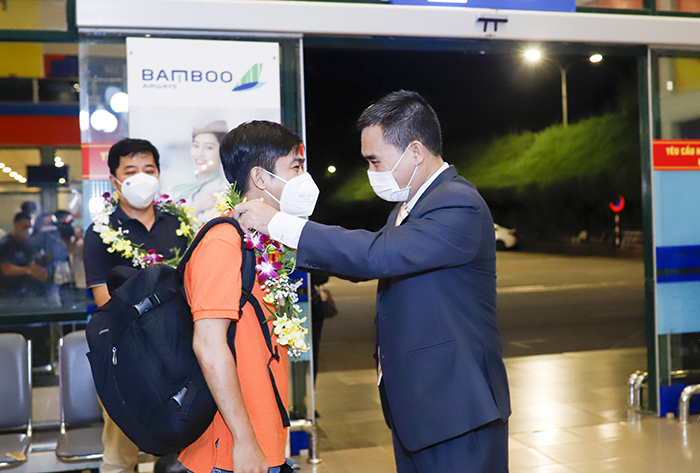 Ông Nguyễn Ngọc Quý - Giám đốc Sở Du lịch Quảng Bình tặng hoa cho các thành viên trong đoàn tham quan